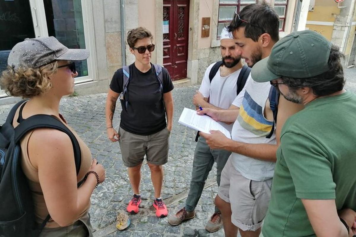 skupina lidí stojících na ulici