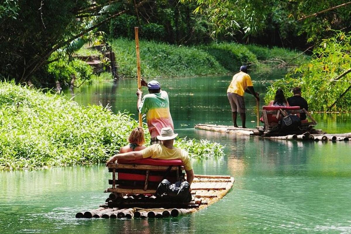 isang grupo ng mga tao na nakasakay sa isang balsa sa isang ilog
