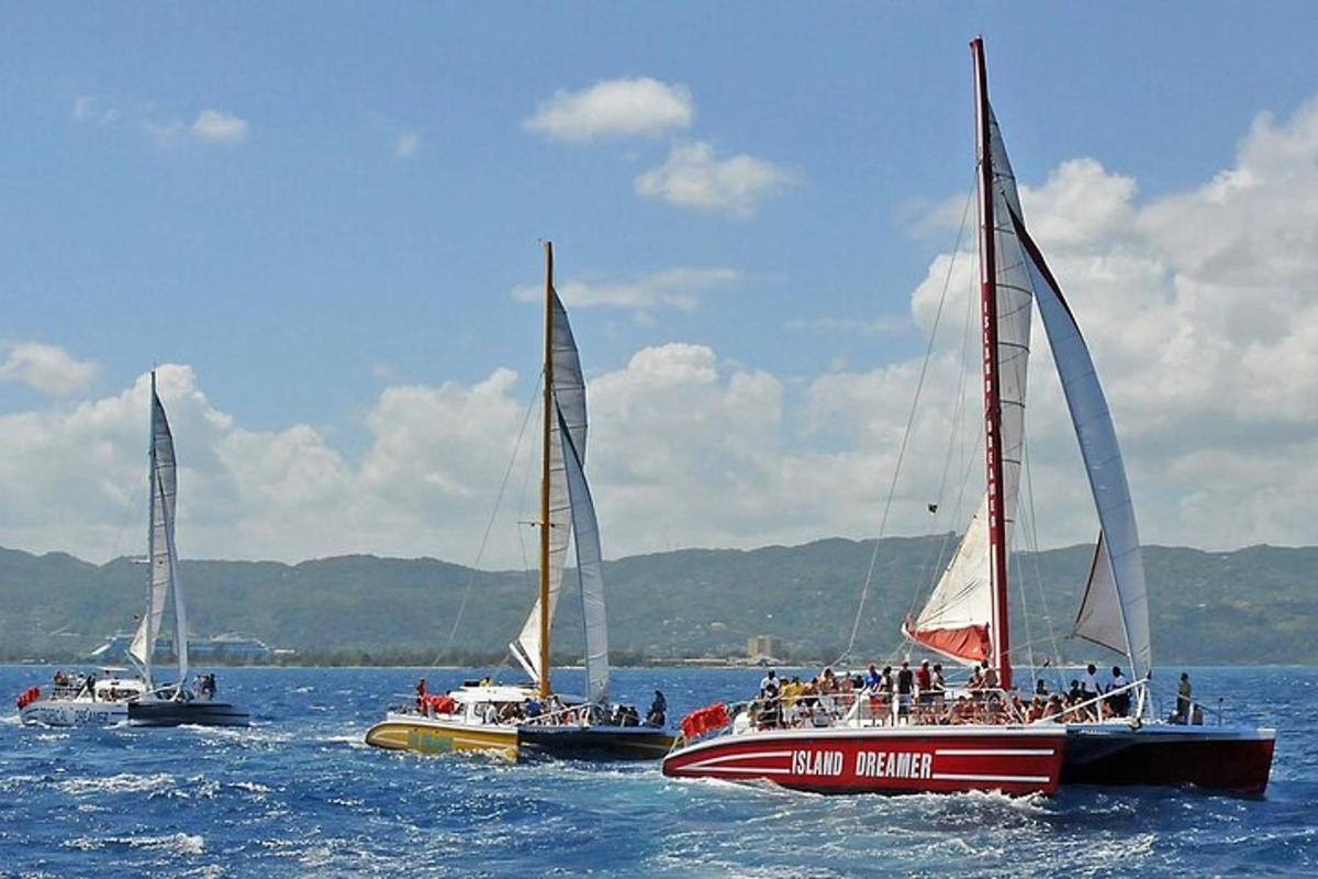 un gruppo di tre barche in acqua