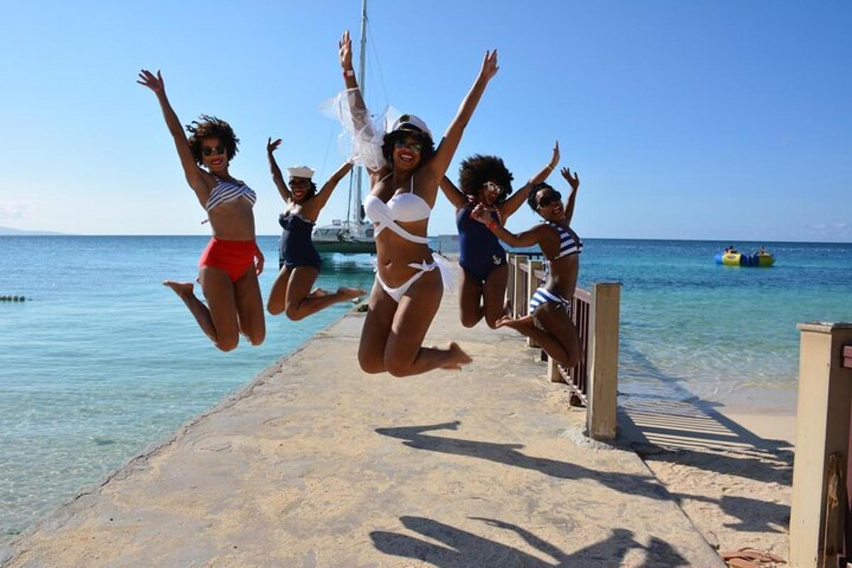 Un grupo de chicas saltando en el aire en la playa