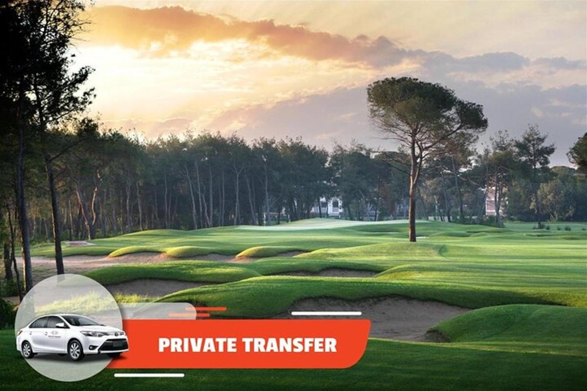 plakát golfového hřiště s autem na hřišti