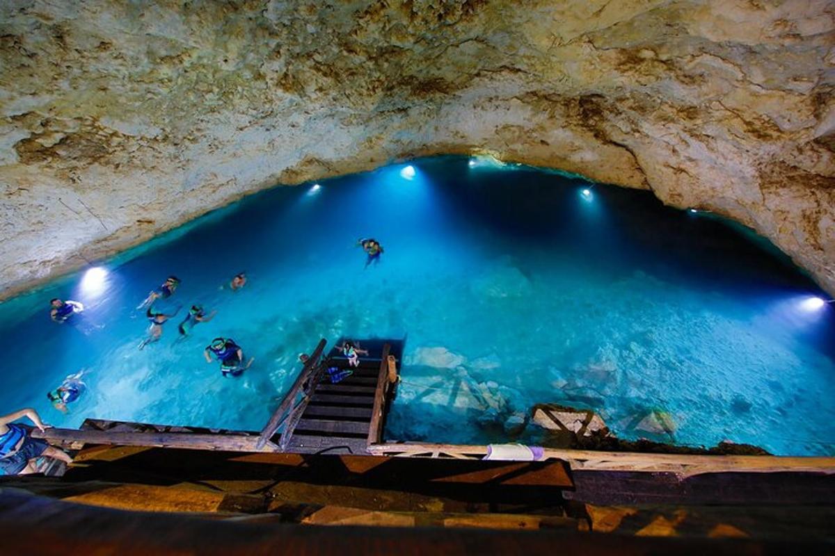 des gens nageant dans une piscine dans une grotte
