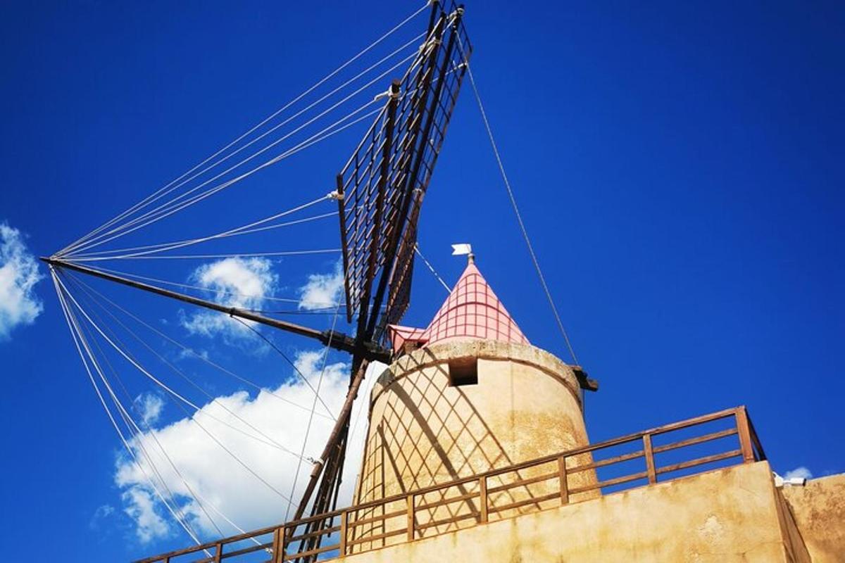 Un molino de viento con un cielo azul al fondo