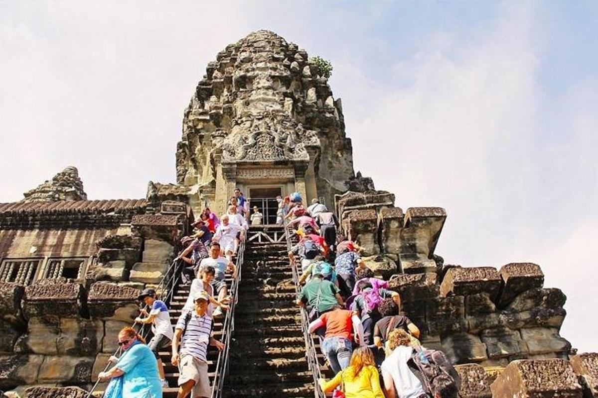 un grup de persones pujant les escales d'un temple