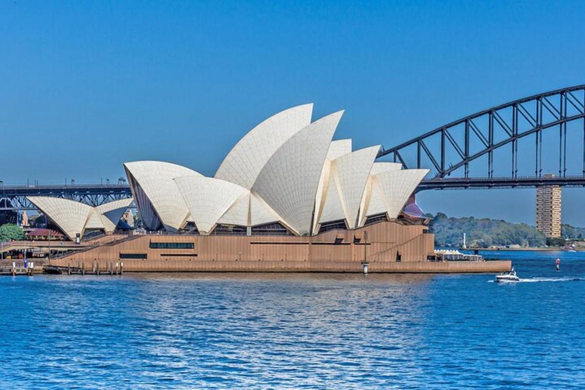 Pohled na operu v Sydney a most
