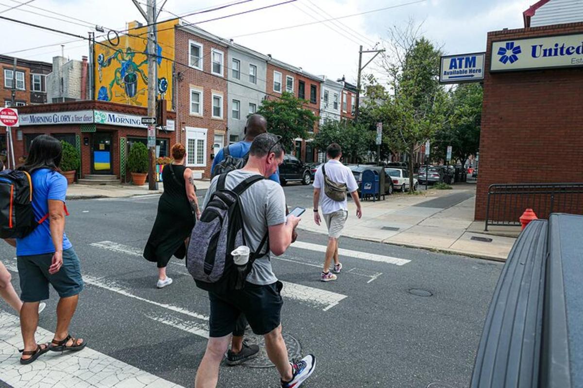un groupe de personnes traversant la rue sur un passage piéton