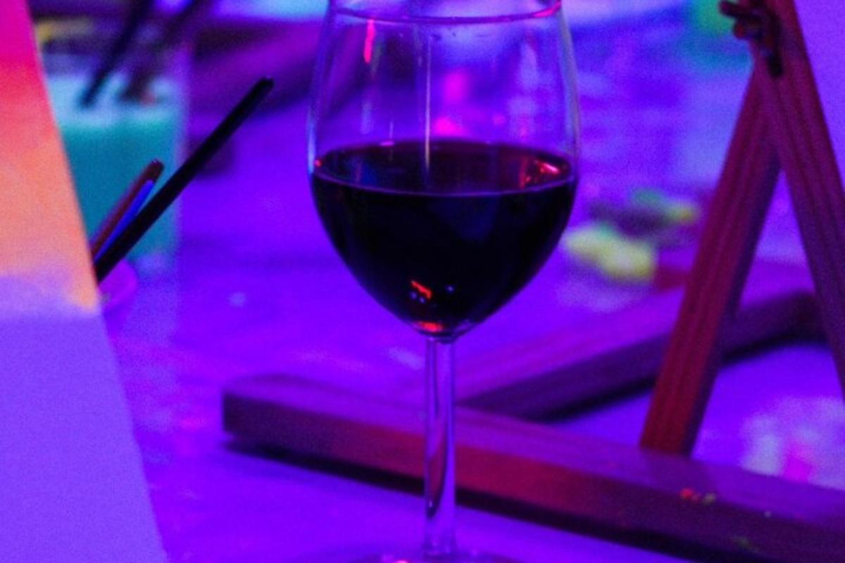 Una copa de vino tinto sobre una mesa