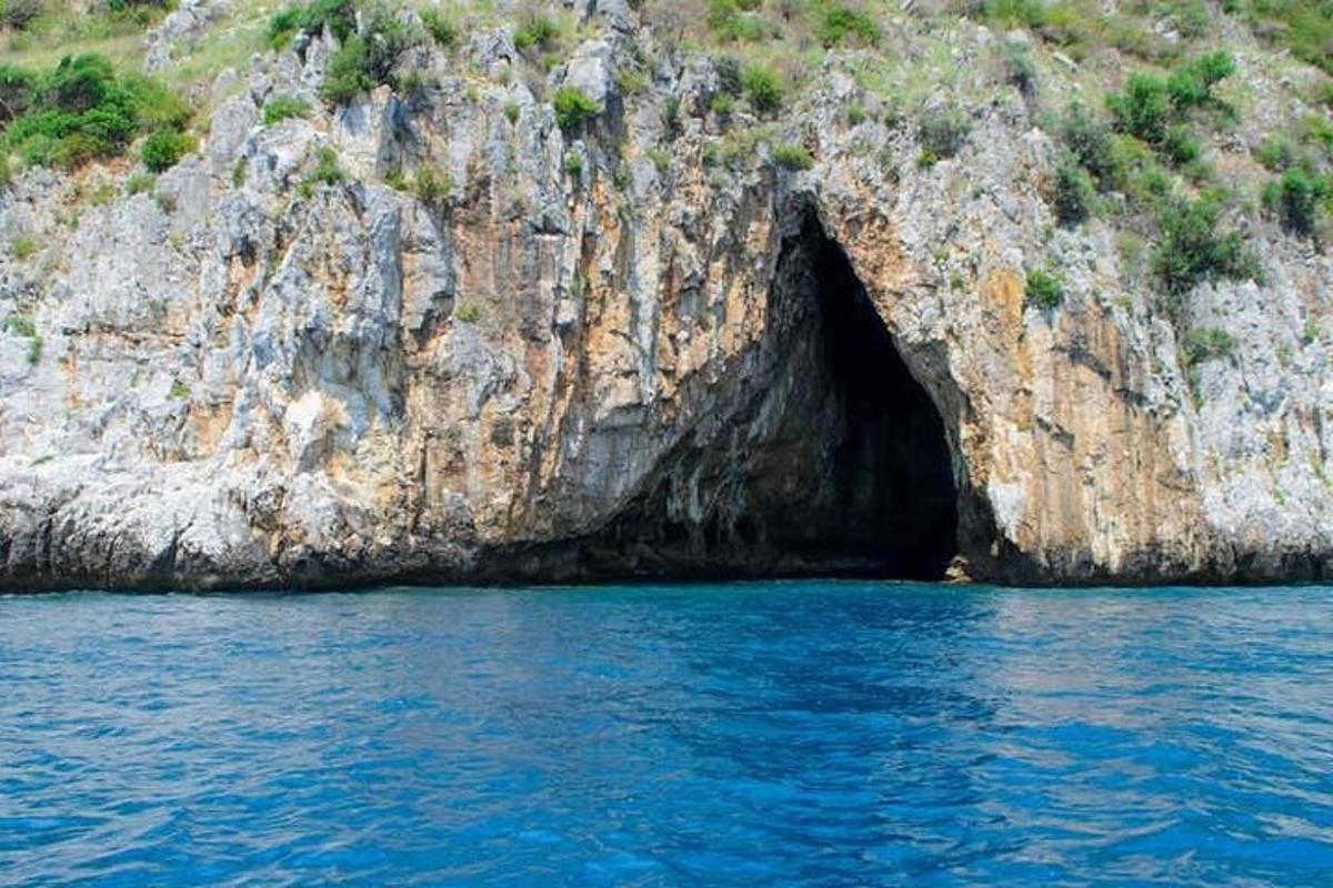 o peșteră în coasta unei stânci