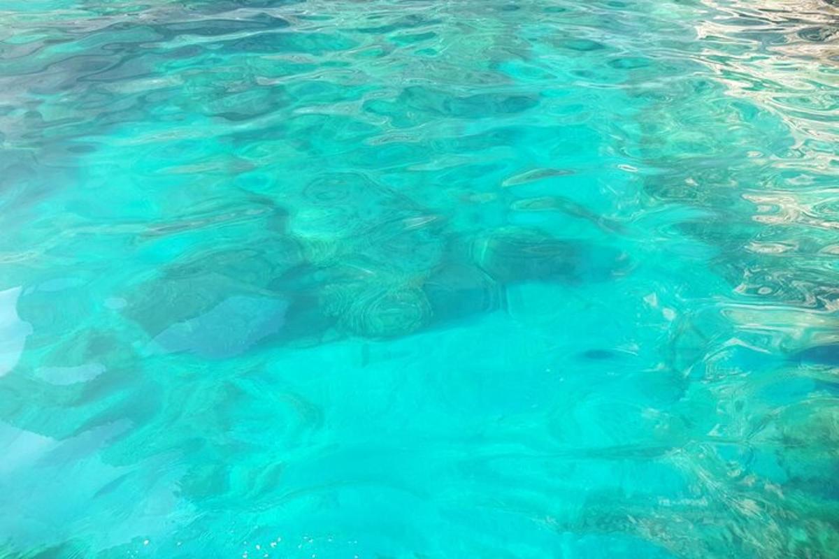 un prim-plan al apei albastre dintr-o piscină