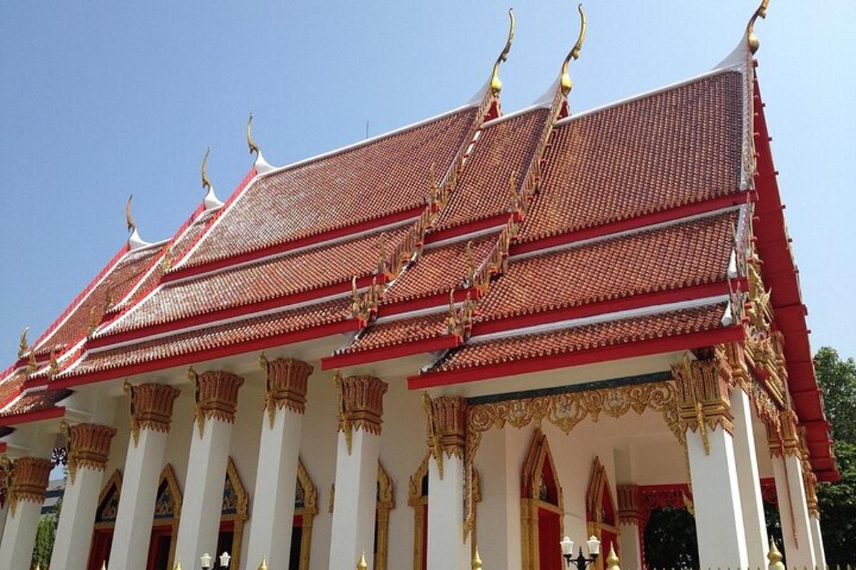 ein Gebäude mit einem rot-weißen Dach