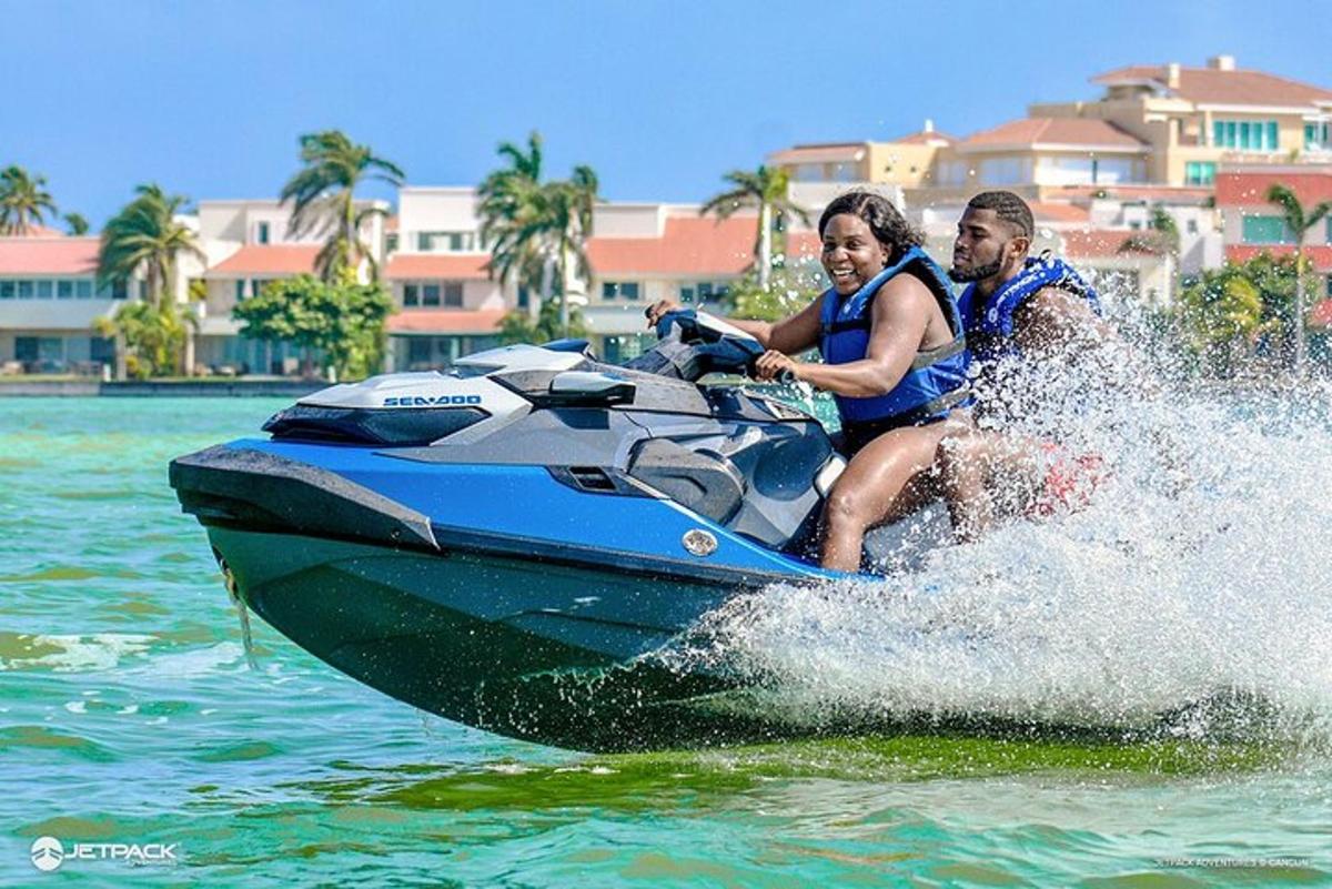 en mand og kvinde kører på en jetski i vandet