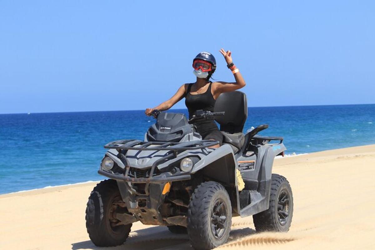 en kvinde på en quad bike på stranden