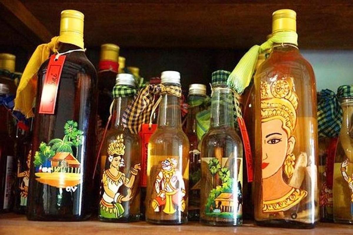 um grupo de garrafas de álcool em uma prateleira