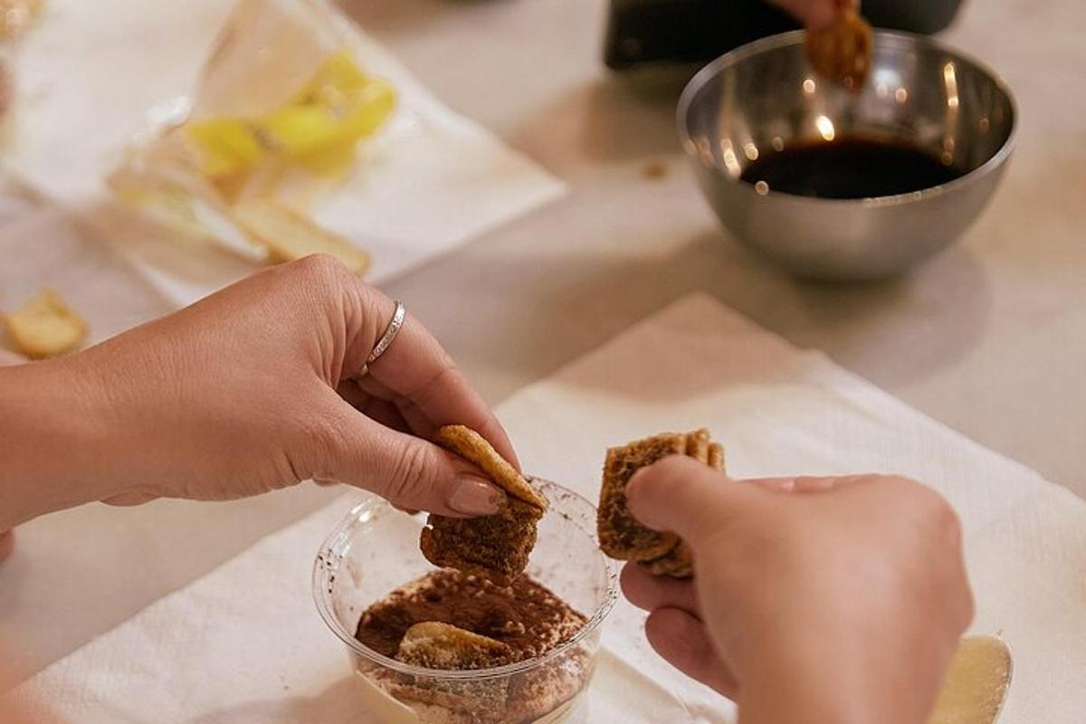 una persona che mangia un pezzo di pane in una ciotola