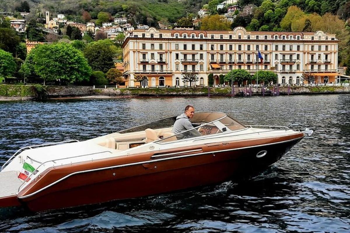 un uomo su una barca in acqua con un cane