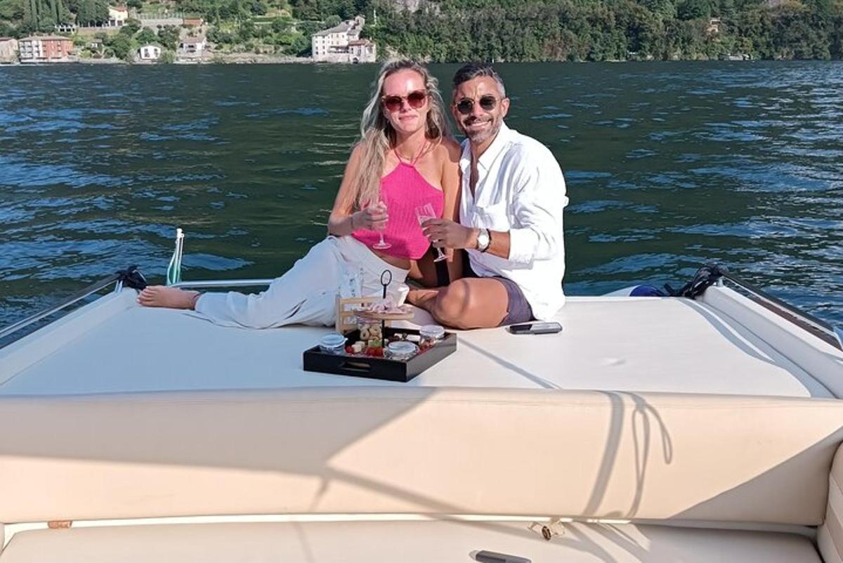 un uomo e una donna seduti su una barca sull'acqua