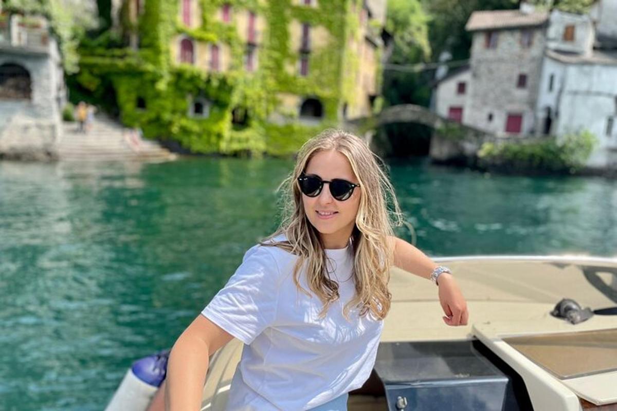 una donna seduta su una barca in acqua