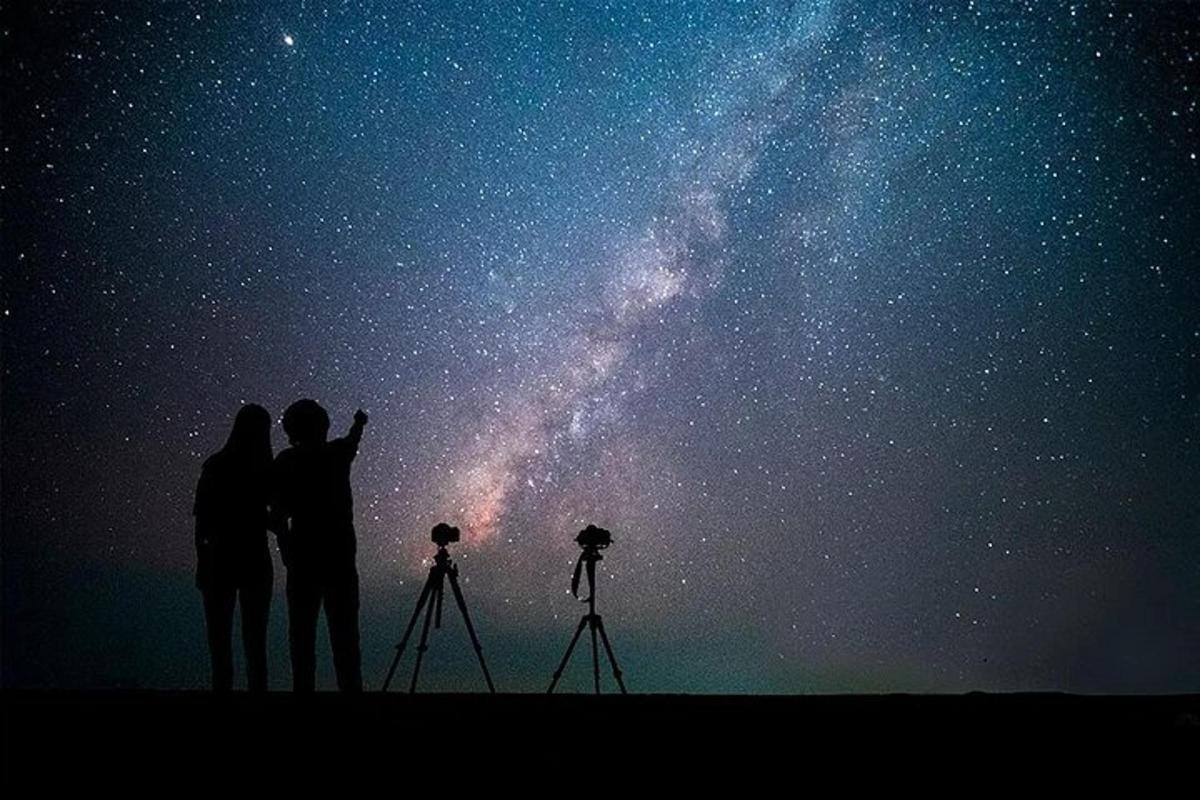 eine Gruppe von Menschen steht vor dem Universum