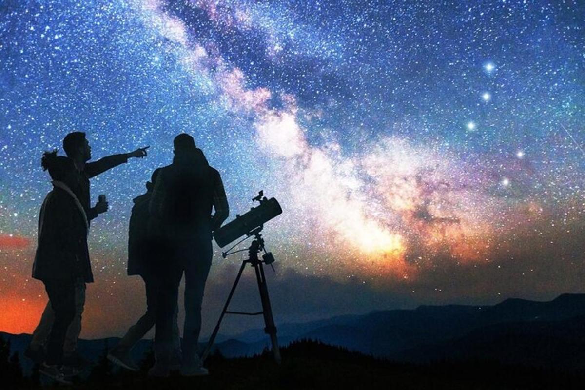 一群仰望宇宙的人