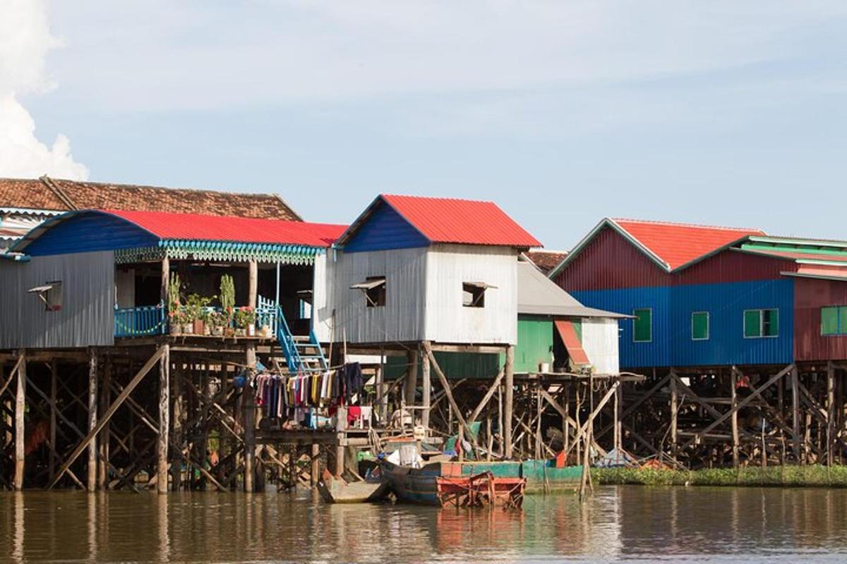 một nhóm nhà trên bến tàu trên mặt nước