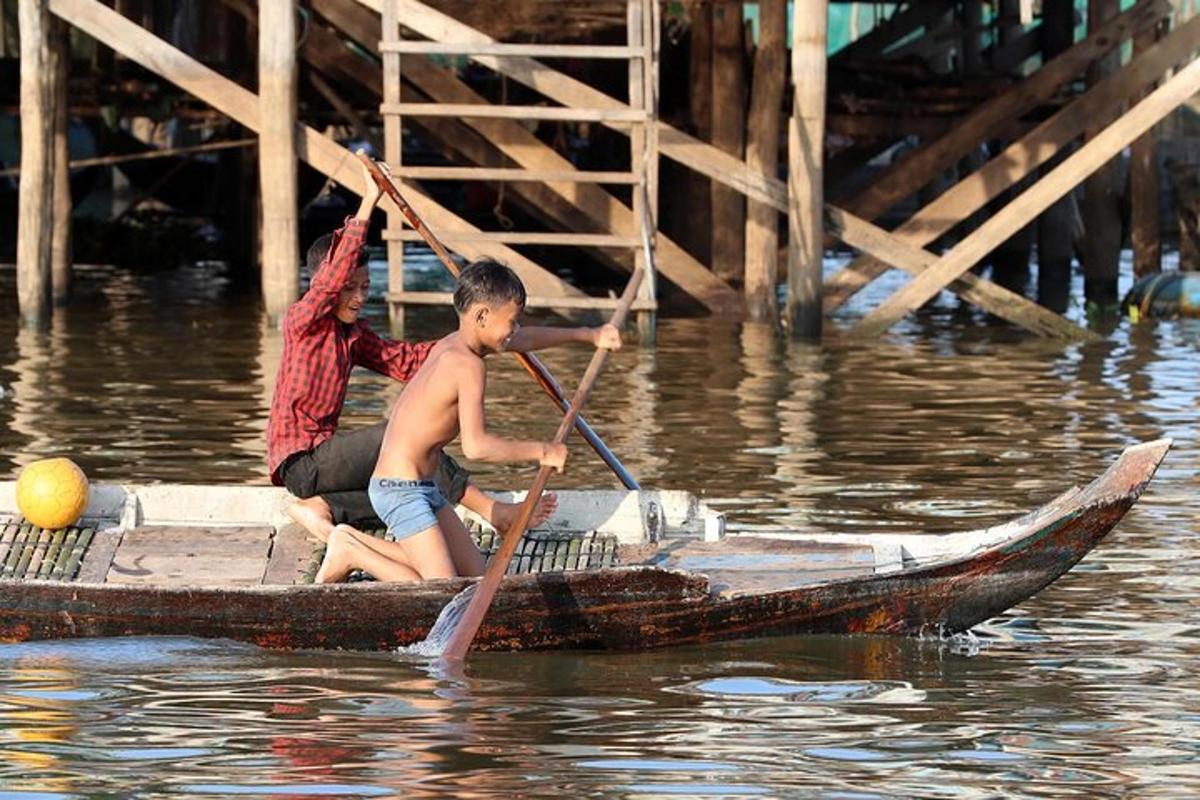 một người phụ nữ và một cậu bé trên một chiếc thuyền trên mặt nước