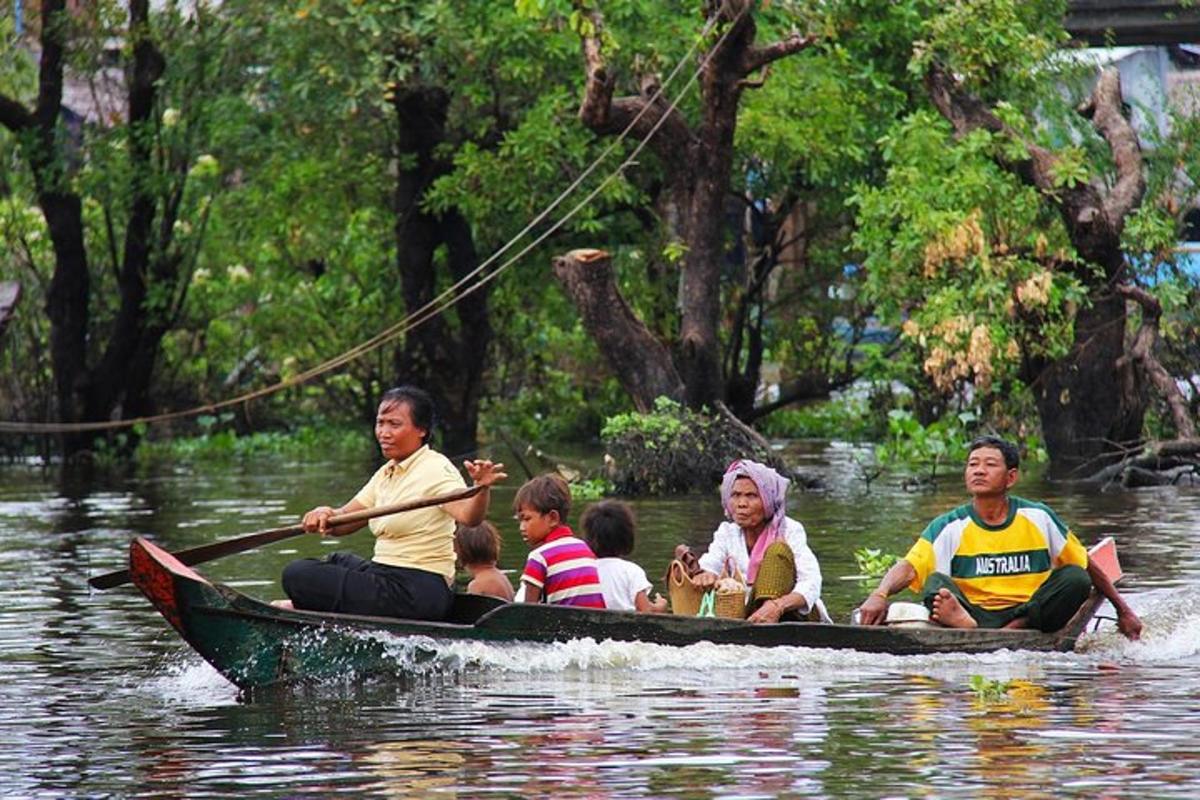 một nhóm người trên thuyền trên sông