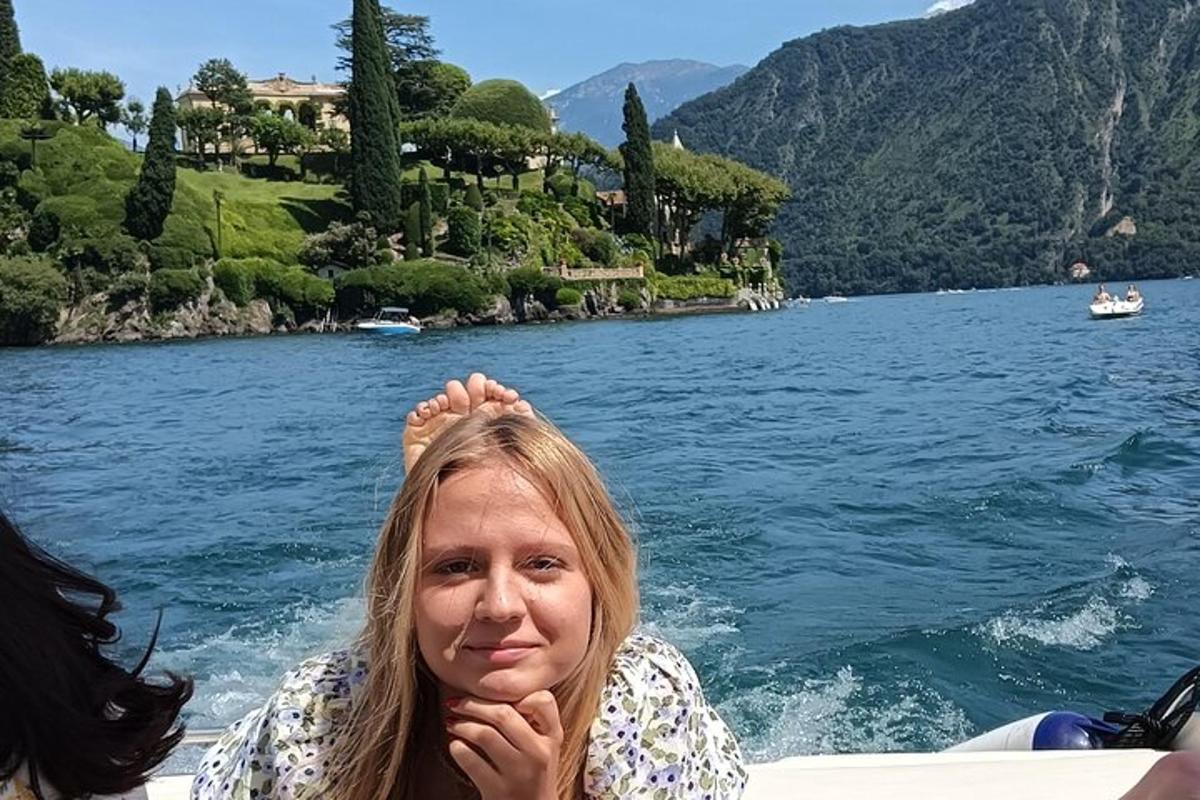 una donna su una barca su uno specchio d'acqua