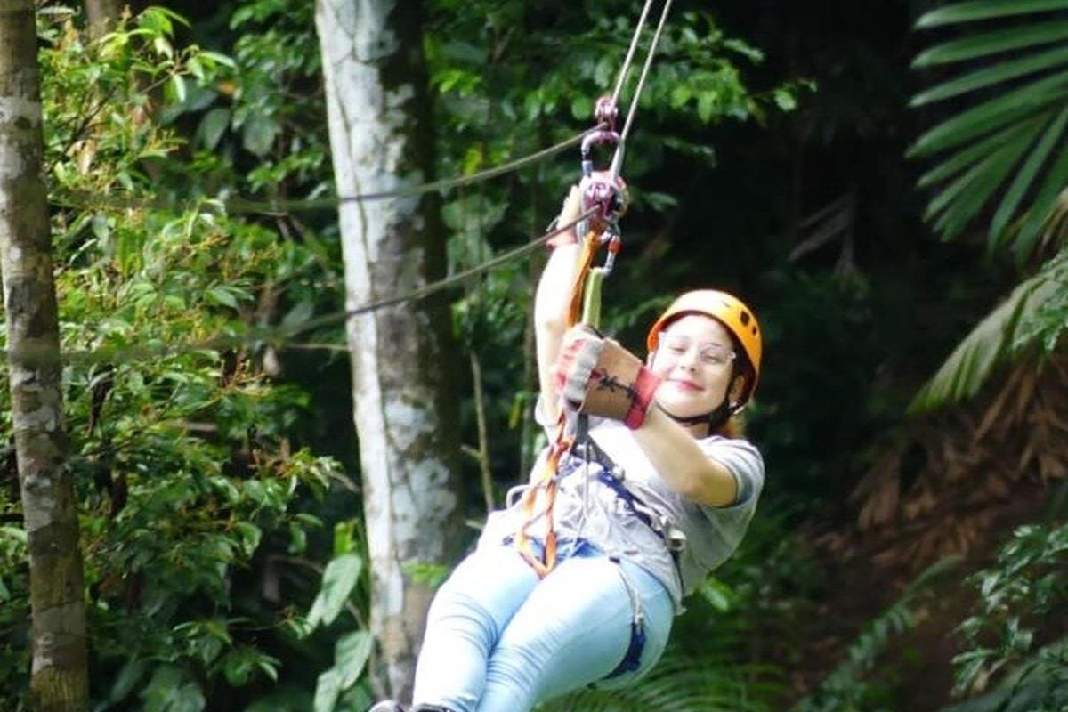 una mujer en una tirolesa en la jungla