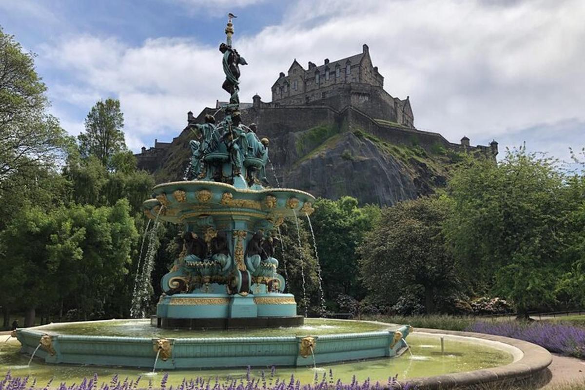 una fontana con una statua davanti a un castello