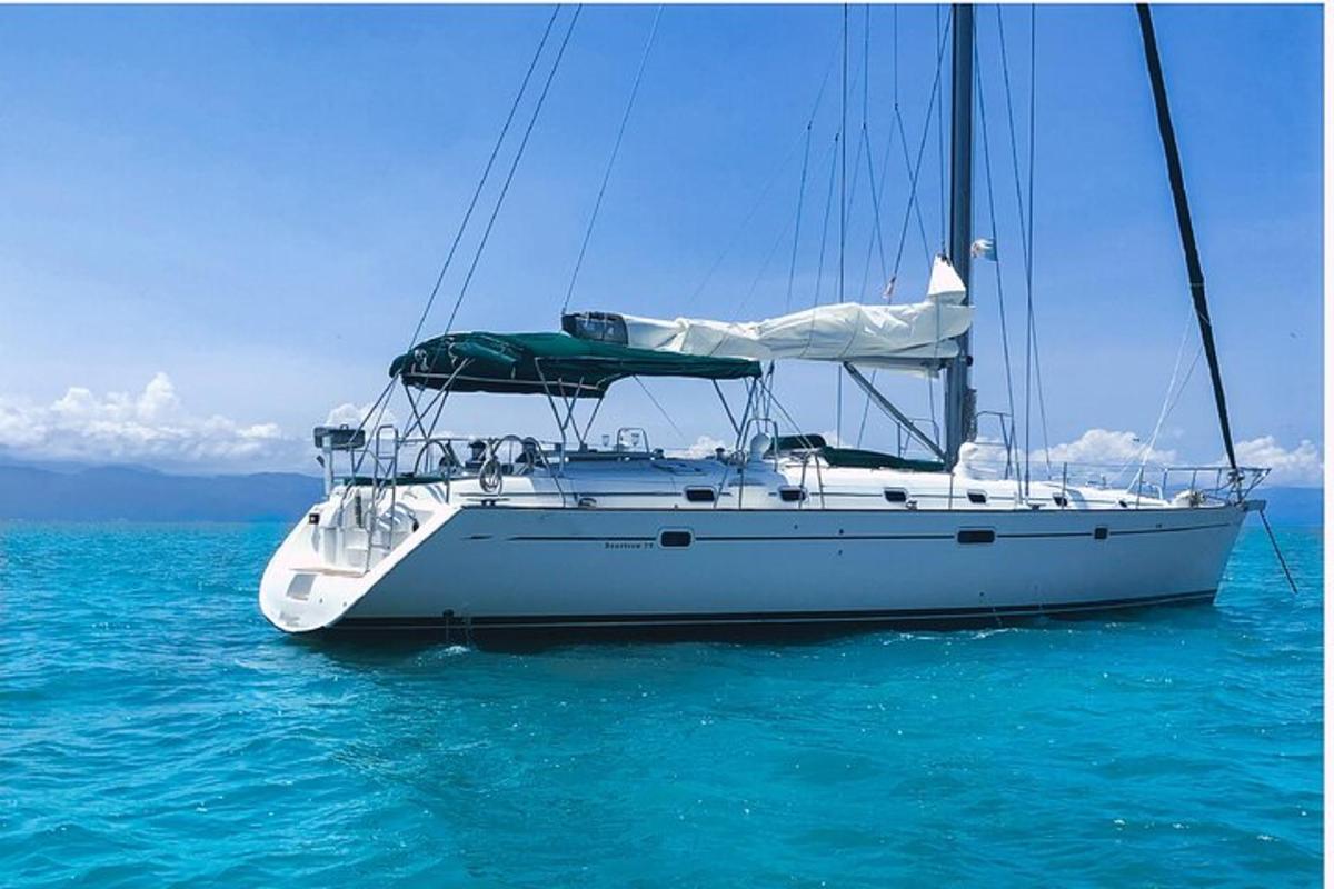 una barca a vela bianca nell'acqua dell'oceano