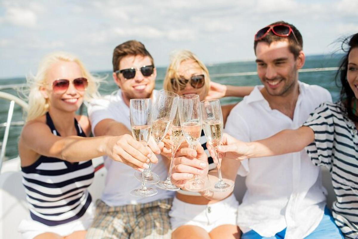 sekumpulan orang memegang gelas champagne