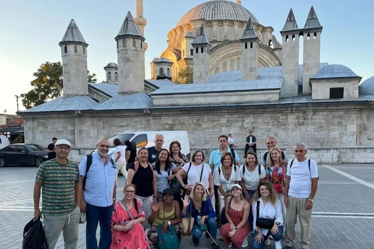un gruppo di persone in posa per una foto davanti a un edificio