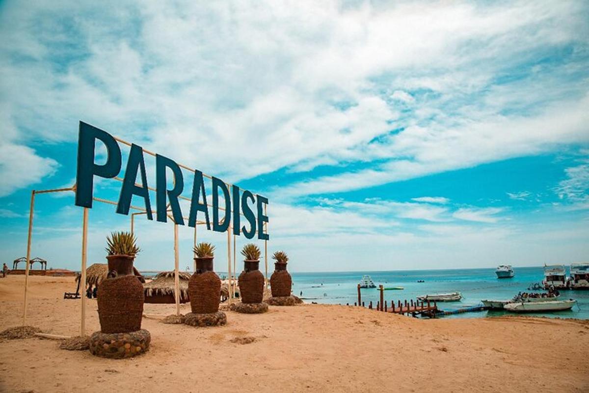 Un cartel en una playa con las palabras paraíso