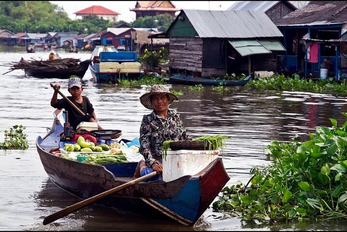 สองคนบนเรือในน้ำ