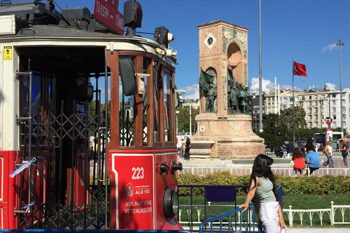 una donna che cammina davanti a un tram davanti a una torre dell'orologio