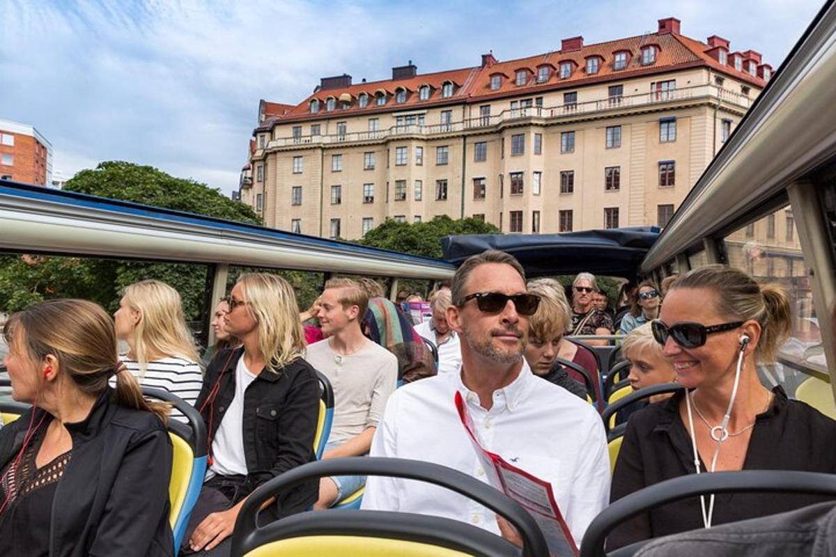 grupa ludzi jadąca autobusem