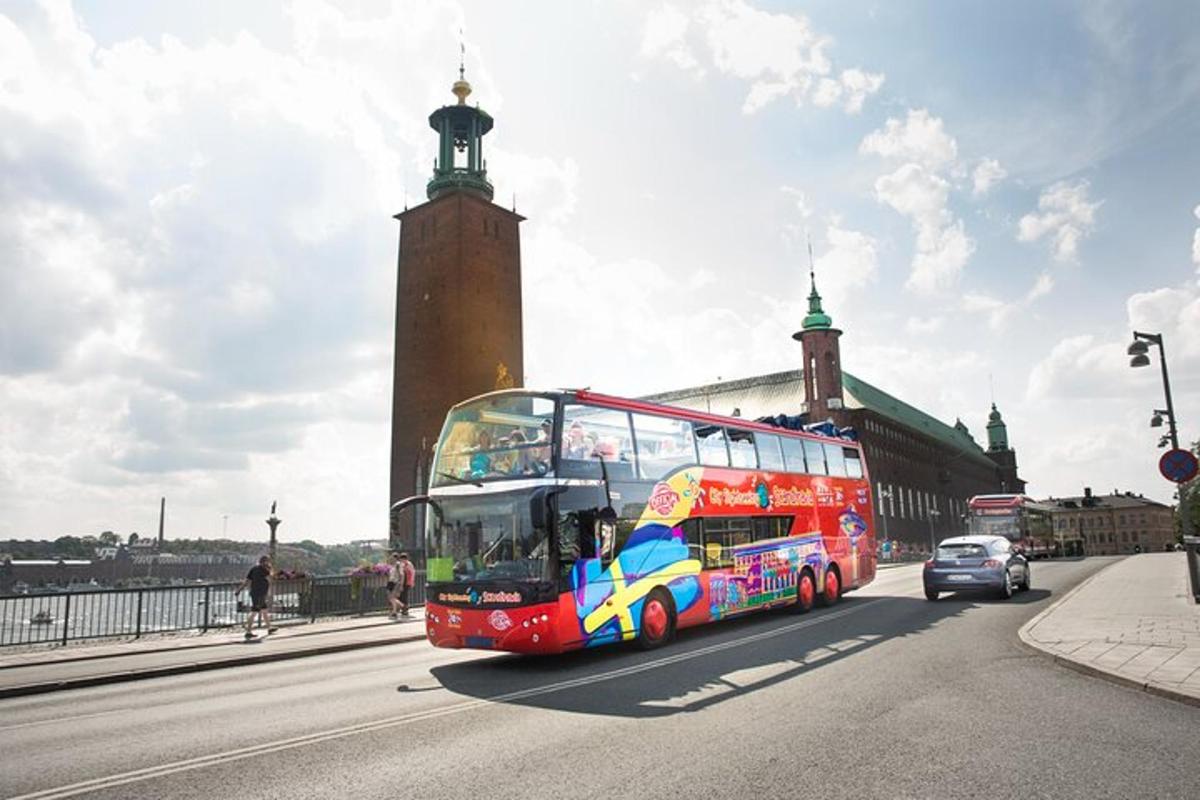 czerwony piętrowy autobus jadący ulicą
