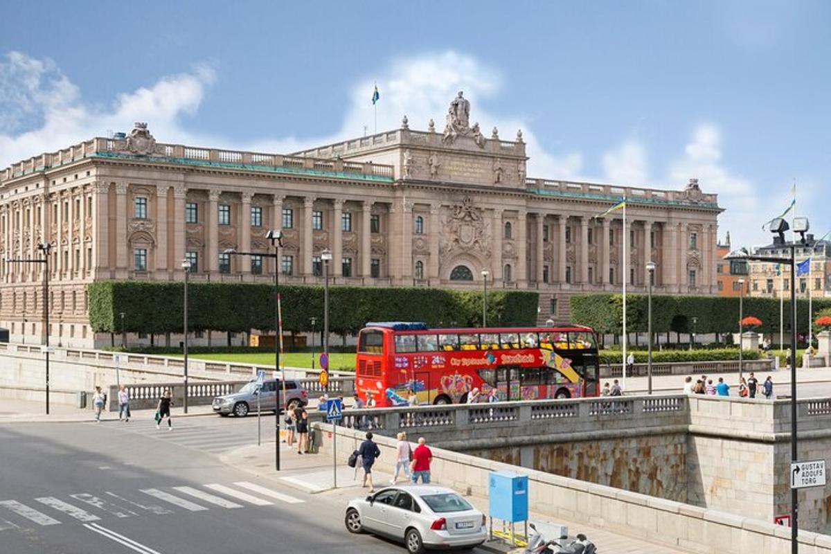czerwony piętrowy autobus przed budynkiem