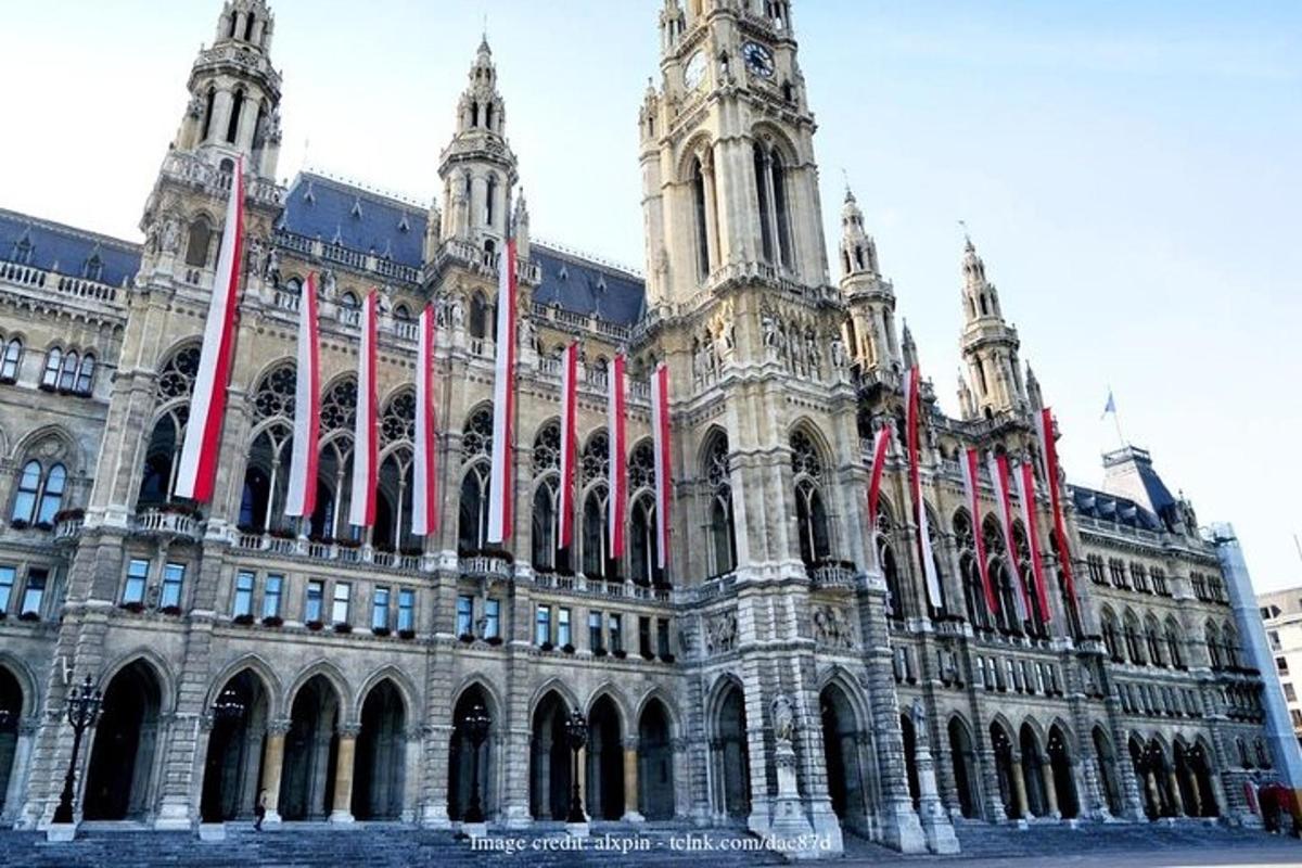 um grande edifício com bandeiras americanas na frente