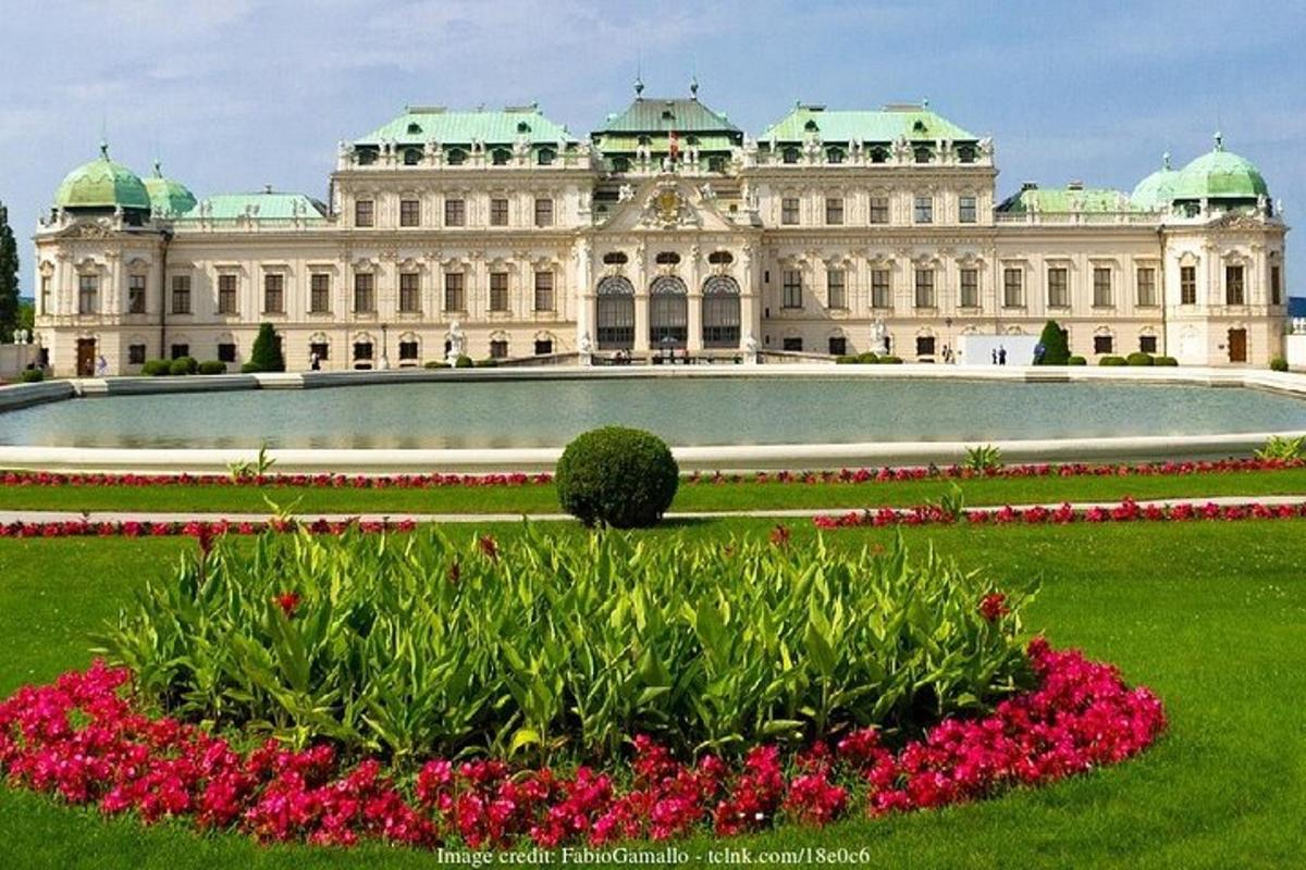 um grande edifício com flores rosas na frente