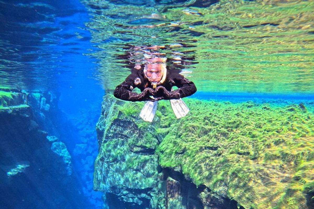 maður sem flýtur í vatni í fiskabúr