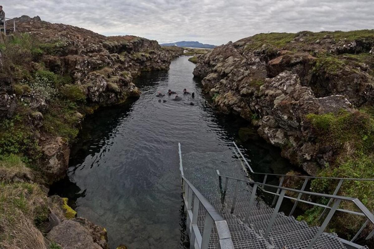 hópur fólks er að fljúga í ánni