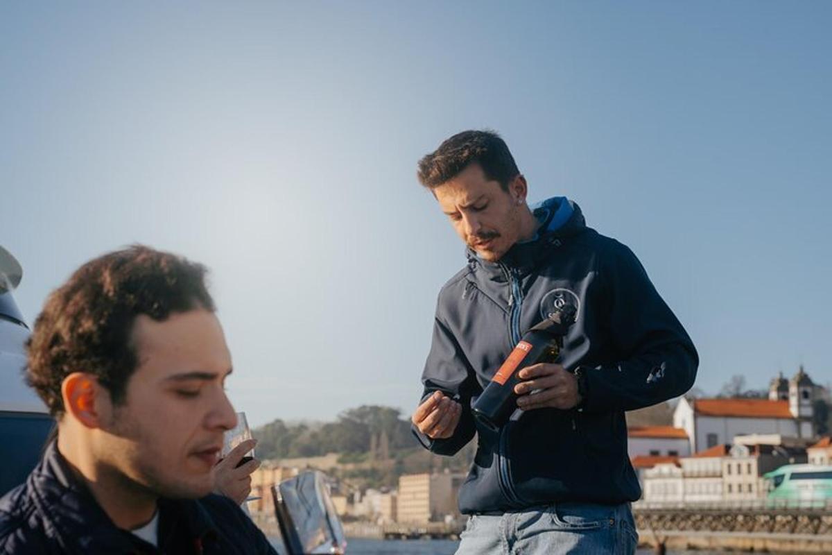 moški, ki drži mikrofon poleg drugega moškega