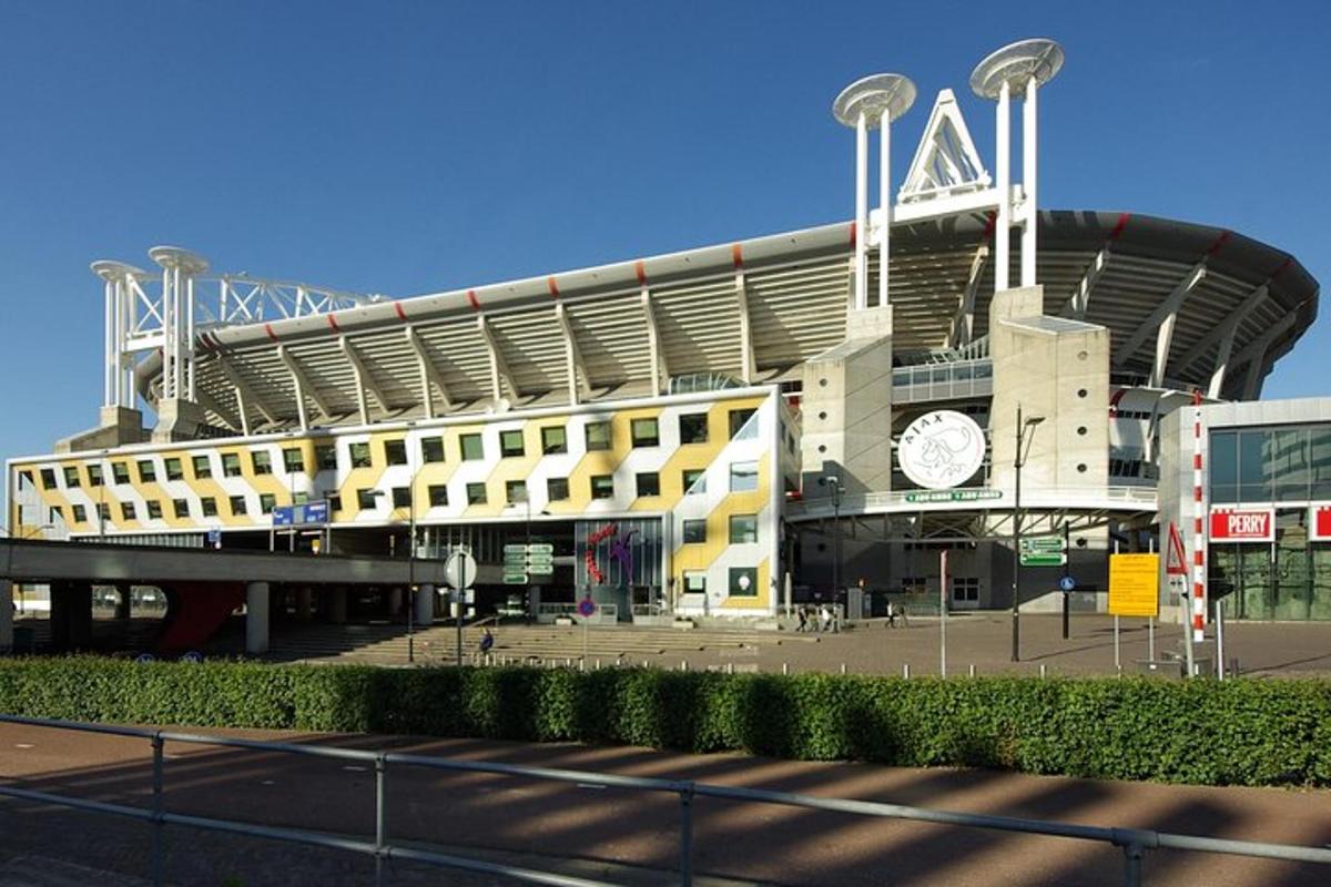 velký stadion s hodinami před ním
