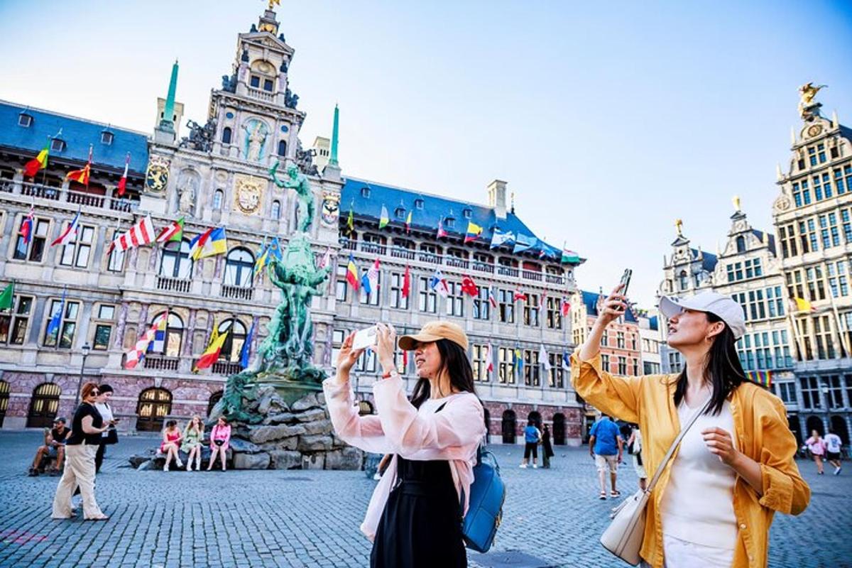 Dos mujeres tomándose fotos frente a un edificio
