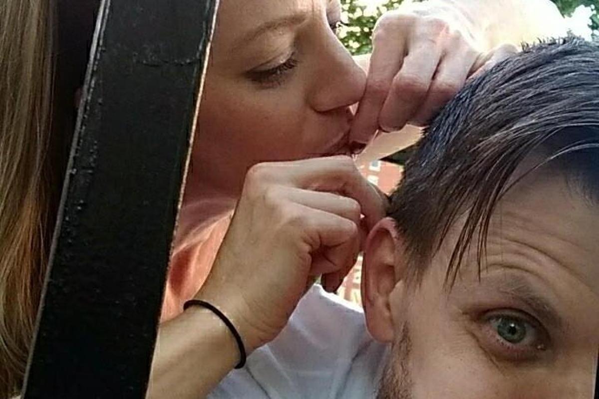 žena líbá muže na hlavu