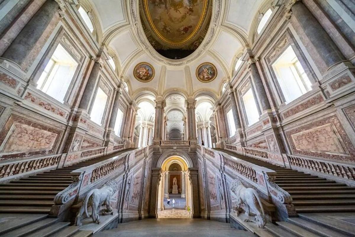 schodiště v budově se sochami na stěnách