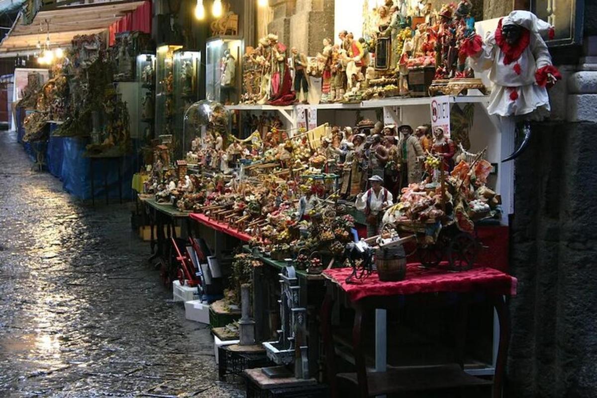 un grup de figurine expuse la o piață