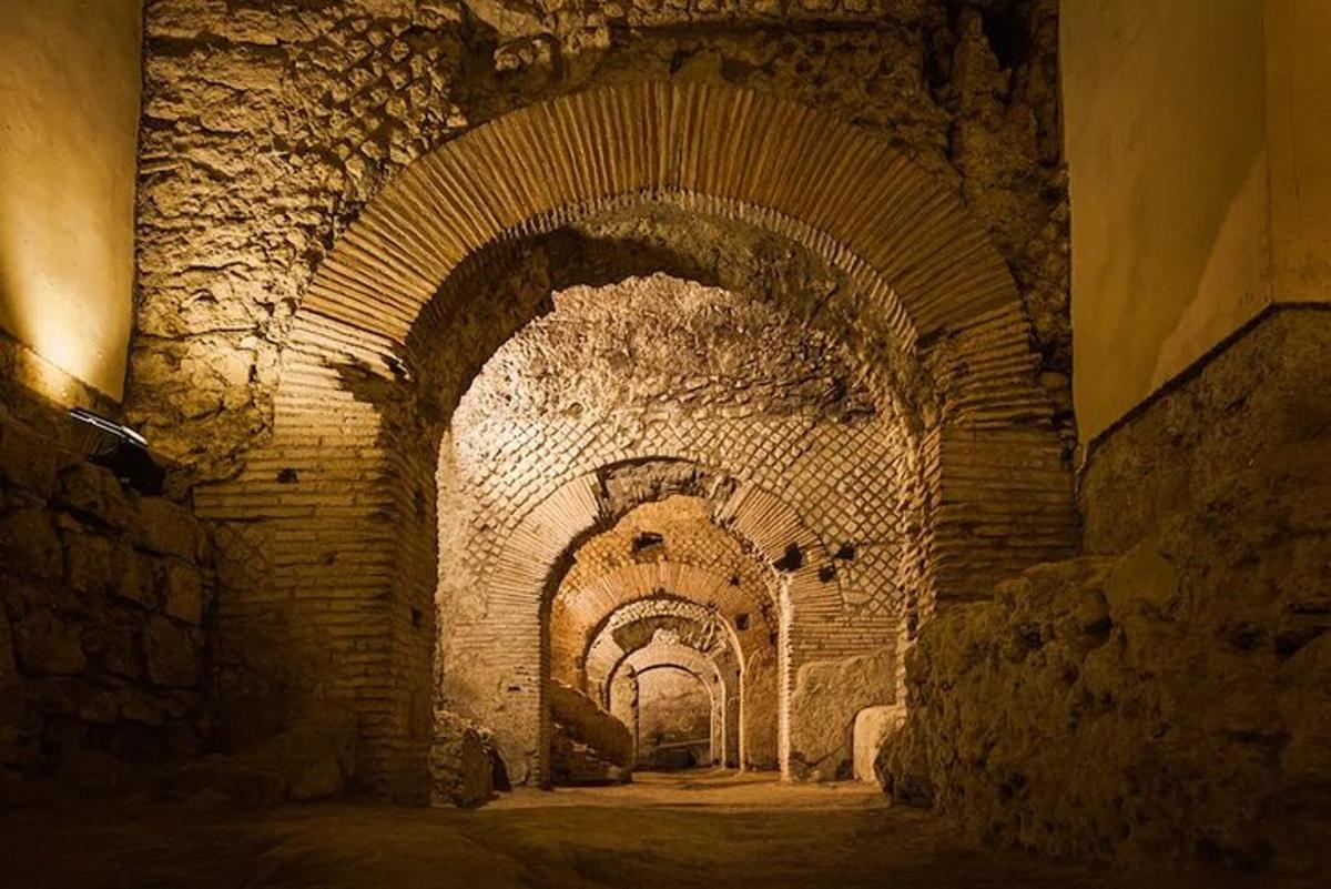 un tunel vechi din cărămidă cu o arcadă într-o clădire