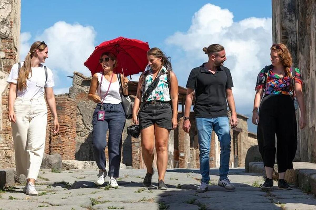 skupina lidí jdoucích po ulici s deštníky v rukou